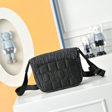 DIOR 迪奥explorer翻盖邮差包 🚹男女通用斜挎包 单肩包 采用精湛镶嵌细工,经典百搭 实物拍摄 DIOR 迪奥explorer翻盖邮差包 🚹男女通用斜挎包 单肩包 采用精湛镶嵌细工,经典百搭 实物拍摄