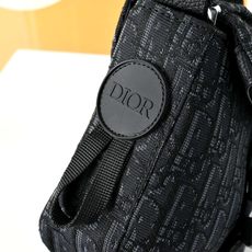 DIOR 迪奥explorer翻盖邮差包 🚹男女通用斜挎包 单肩包 采用精湛镶嵌细工,经典百搭 实物拍摄 DIOR 迪奥explorer翻盖邮差包 🚹男女通用斜挎包 单肩包 采用精湛镶嵌细工,经典百搭 实物拍摄
