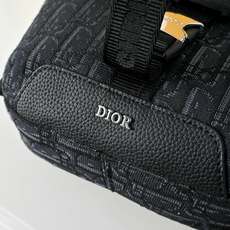 DIOR 迪奥explorer翻盖邮差包 🚹男女通用斜挎包 单肩包 采用精湛镶嵌细工,经典百搭 实物拍摄 DIOR 迪奥explorer翻盖邮差包 🚹男女通用斜挎包 单肩包 采用精湛镶嵌细工,经典百搭 实物拍摄