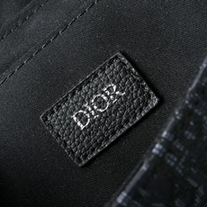 DIOR 迪奥explorer翻盖邮差包 🚹男女通用斜挎包 单肩包 采用精湛镶嵌细工,经典百搭 实物拍摄 DIOR 迪奥explorer翻盖邮差包 🚹男女通用斜挎包 单肩包 采用精湛镶嵌细工,经典百搭 实物拍摄