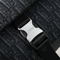 DIOR 迪奥explorer翻盖邮差包 🚹男女通用斜挎包 单肩包 采用精湛镶嵌细工,经典百搭 实物拍摄 DIOR 迪奥explorer翻盖邮差包 🚹男女通用斜挎包 单肩包 采用精湛镶嵌细工,经典百搭 实物拍摄