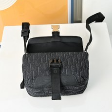 DIOR 迪奥explorer翻盖邮差包 🚹男女通用斜挎包 单肩包 采用精湛镶嵌细工,经典百搭 实物拍摄 DIOR 迪奥explorer翻盖邮差包 🚹男女通用斜挎包 单肩包 采用精湛镶嵌细工,经典百搭 实物拍摄