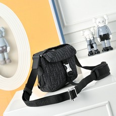 DIOR 迪奥explorer翻盖邮差包 🚹男女通用斜挎包 单肩包 采用精湛镶嵌细工,经典百搭 实物拍摄 DIOR 迪奥explorer翻盖邮差包 🚹男女通用斜挎包 单肩包 采用精湛镶嵌细工,经典百搭 实物拍摄