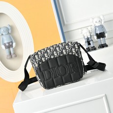 DIOR 迪奥explorer翻盖邮差包 🚹男女通用斜挎包 单肩包 采用精湛镶嵌细工,经典百搭 实物拍摄 DIOR 迪奥explorer翻盖邮差包 🚹男女通用斜挎包 单肩包 采用精湛镶嵌细工,经典百搭 实物拍摄