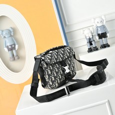 DIOR 迪奥explorer翻盖邮差包 🚹男女通用斜挎包 单肩包 采用精湛镶嵌细工,经典百搭 实物拍摄 DIOR 迪奥explorer翻盖邮差包 🚹男女通用斜挎包 单肩包 采用精湛镶嵌细工,经典百搭 实物拍摄