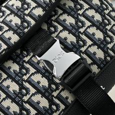 DIOR 迪奥explorer翻盖邮差包 🚹男女通用斜挎包 单肩包 采用精湛镶嵌细工,经典百搭 实物拍摄 DIOR 迪奥explorer翻盖邮差包 🚹男女通用斜挎包 单肩包 采用精湛镶嵌细工,经典百搭 实物拍摄