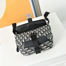 DIOR 迪奥explorer翻盖邮差包 🚹男女通用斜挎包 单肩包 采用精湛镶嵌细工,经典百搭 实物拍摄 DIOR 迪奥explorer翻盖邮差包 🚹男女通用斜挎包 单肩包 采用精湛镶嵌细工,经典百搭 实物拍摄
