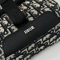 DIOR 迪奥explorer翻盖邮差包 🚹男女通用斜挎包 单肩包 采用精湛镶嵌细工,经典百搭 实物拍摄 DIOR 迪奥explorer翻盖邮差包 🚹男女通用斜挎包 单肩包 采用精湛镶嵌细工,经典百搭 实物拍摄