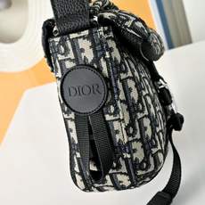 DIOR 迪奥explorer翻盖邮差包 🚹男女通用斜挎包 单肩包 采用精湛镶嵌细工,经典百搭 实物拍摄 DIOR 迪奥explorer翻盖邮差包 🚹男女通用斜挎包 单肩包 采用精湛镶嵌细工,经典百搭 实物拍摄