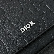 迪奥DIOR Gravity压花翻盖邮差包斜挎包男款单肩包Gravity印花效果皮革采用压花工艺将经典图 迪奥DIOR Gravity压花翻盖邮差包斜挎包男款单肩包Gravity印花效果皮革采用压花工艺将经典图