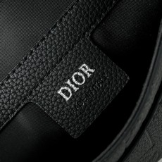 迪奥DIOR Gravity压花翻盖邮差包斜挎包男款单肩包Gravity印花效果皮革采用压花工艺将经典图 迪奥DIOR Gravity压花翻盖邮差包斜挎包男款单肩包Gravity印花效果皮革采用压花工艺将经典图