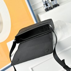 迪奥DIOR Gravity压花翻盖邮差包斜挎包男款单肩包Gravity印花效果皮革采用压花工艺将经典图 迪奥DIOR Gravity压花翻盖邮差包斜挎包男款单肩包Gravity印花效果皮革采用压花工艺将经典图