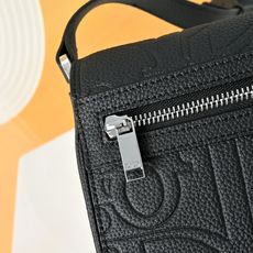 迪奥DIOR Gravity压花翻盖邮差包斜挎包男款单肩包Gravity印花效果皮革采用压花工艺将经典图 迪奥DIOR Gravity压花翻盖邮差包斜挎包男款单肩包Gravity印花效果皮革采用压花工艺将经典图