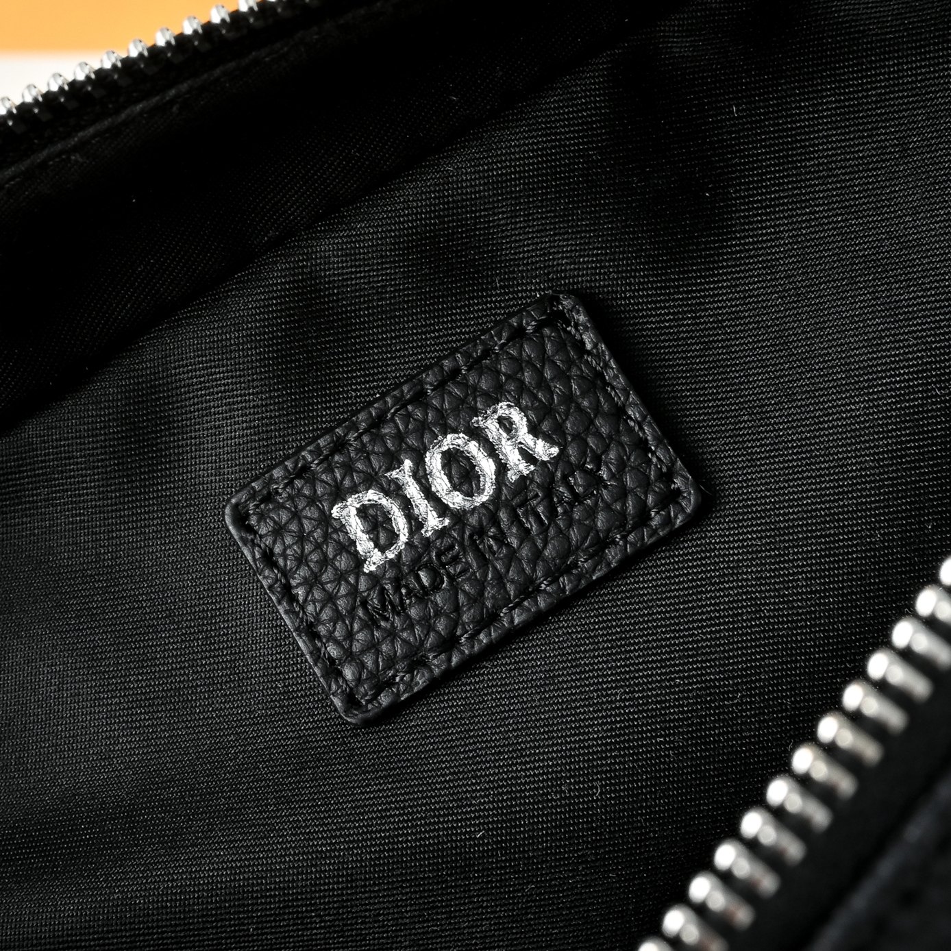 迪奥DIOR Gravity压花相机包男生女生背都好看．『品超赞颜值超高的小包你的那个他值得拥有哦！！它