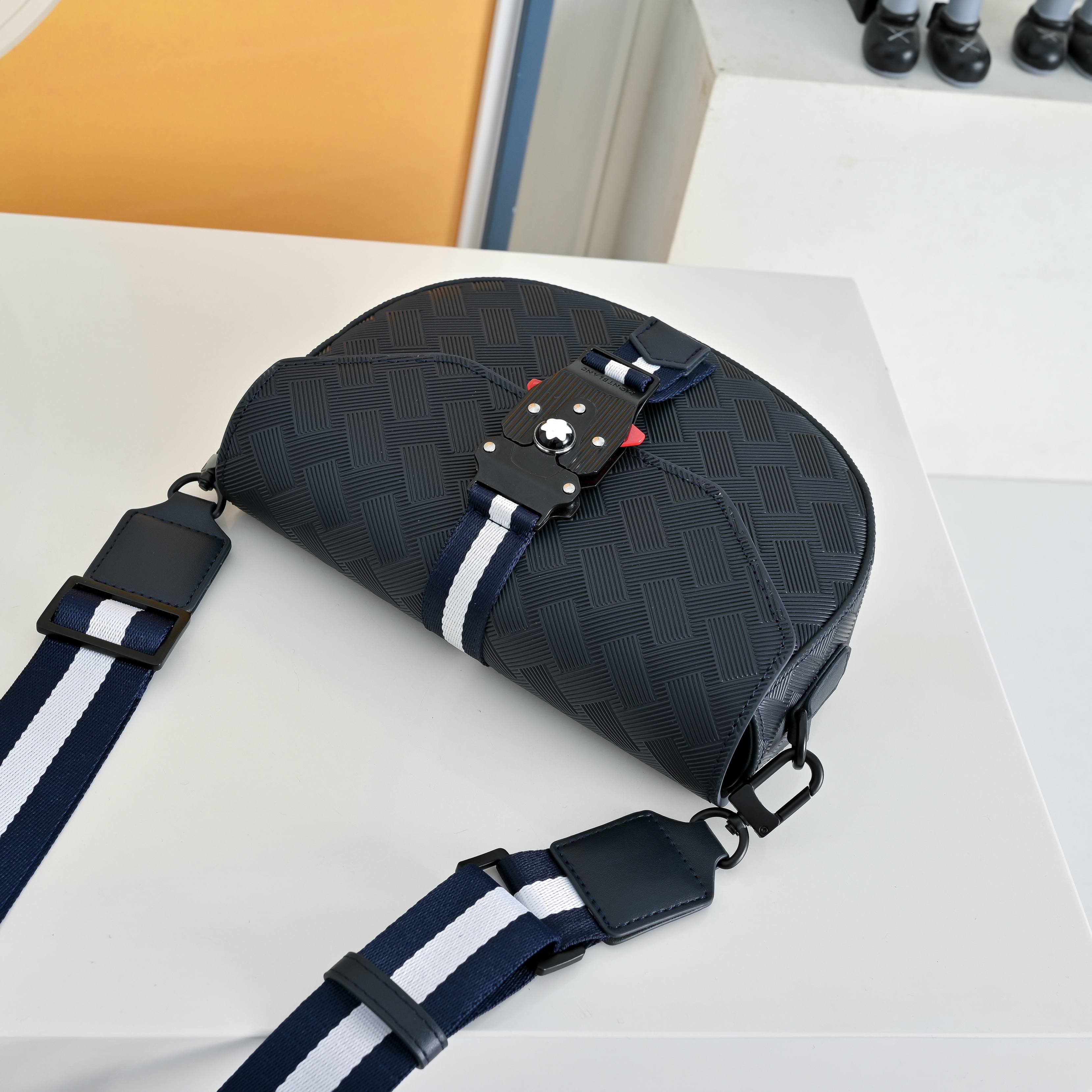 Montblanc 万宝龙风尚3.0系列 可拆卸肩带M扣 牛皮 翻盖邮差包单肩斜挎包 休闲百搭 实物拍摄