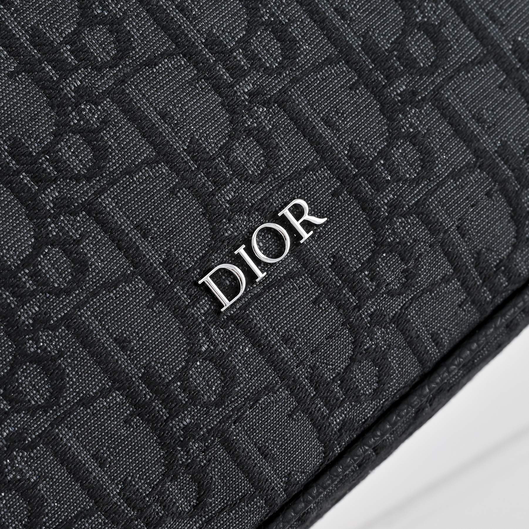 ⚠️尺寸30.31迪奥DIOR 男士托特包可以斜挎可以手提容量也很大，文件，电脑都可以放百搭经典材质非常