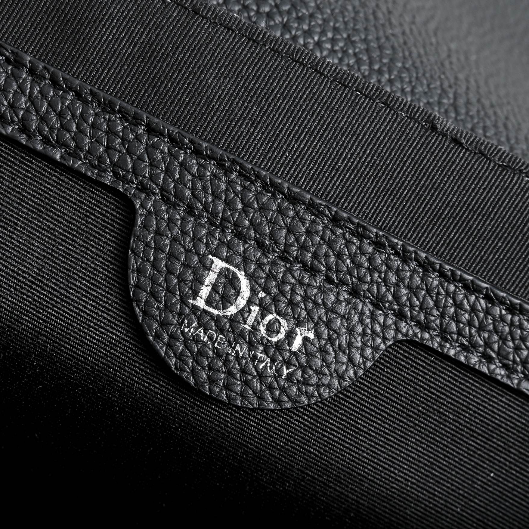 配折叠盒子 Dior 迪奥新款马鞍包 经典拼色包身，五金复古感，不易磨损 这两个元素俨然已经成为新一代D