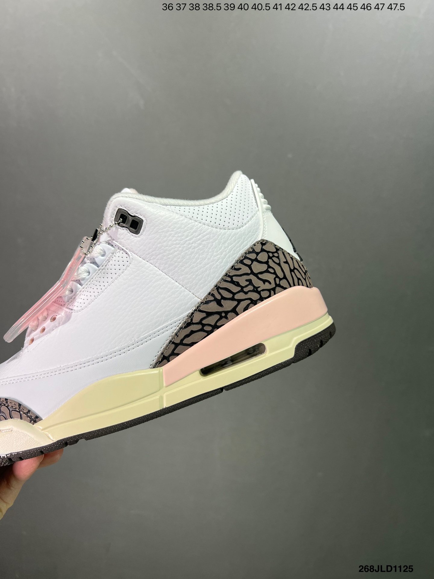 💰260
公司级✅Air Jordan 3 Retro 复刻白水泥 AJ3 乔丹3代 aj3 乔3 经典复刻白水泥 乔丹篮球鞋系列 鞋身以白色为主调，采用优质皮革材质搭配鞋头及后跟处的经典元素爆裂纹，搭配灰色外底，简约而不失活力，纯色鞋身也很好地渲染了其不凡的质感。至于细节，该鞋款后跟处的Jumpman Logo同样采用黑色打造，鞋口及鞋面则添加了透气孔设计，更适合炎热的夏日。
货号：DN3707-100
尺码：如图所示
编号：268JLD1125