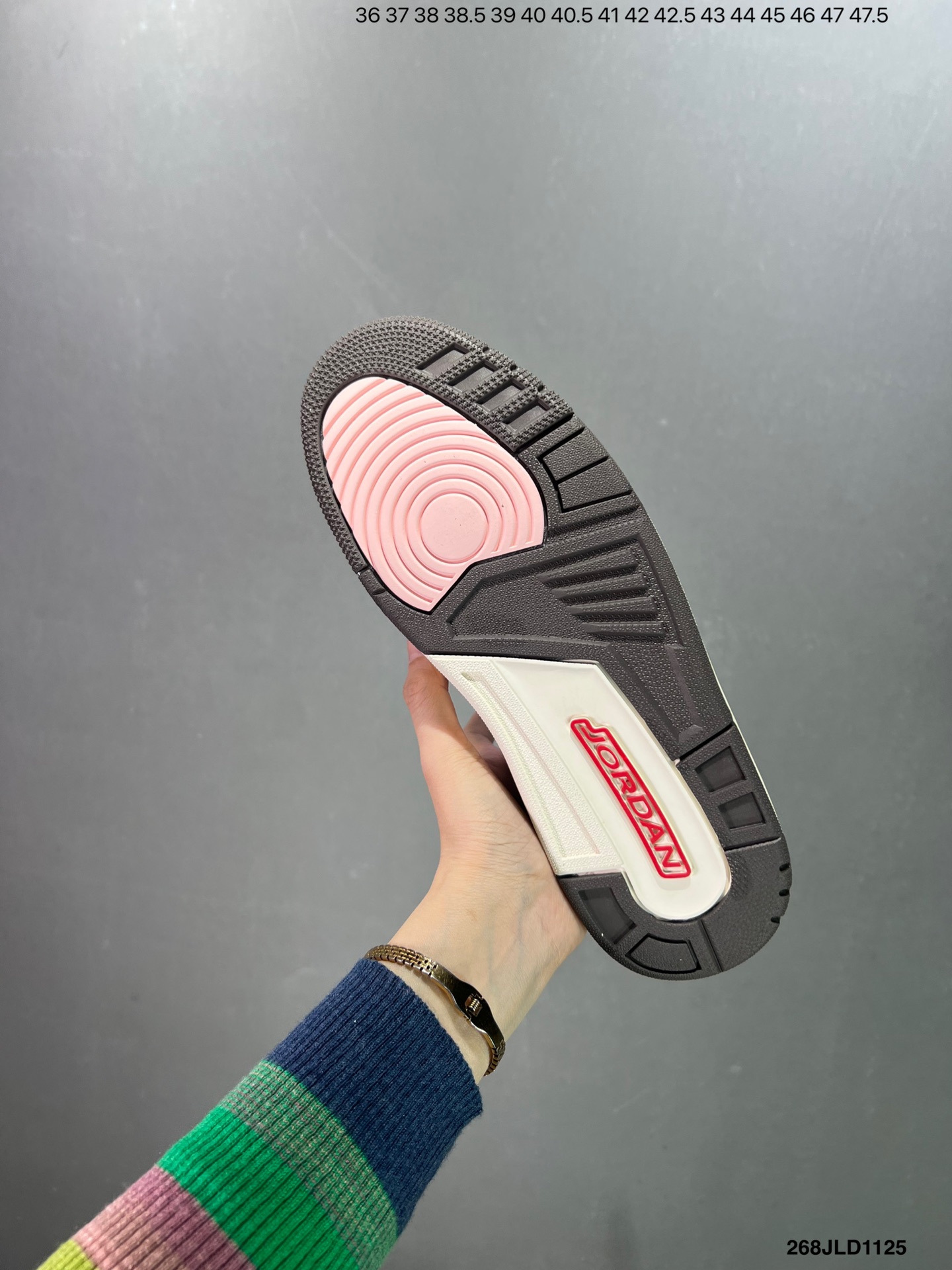 💰260
公司级✅Air Jordan 3 Retro 复刻白水泥 AJ3 乔丹3代 aj3 乔3 经典复刻白水泥 乔丹篮球鞋系列 鞋身以白色为主调，采用优质皮革材质搭配鞋头及后跟处的经典元素爆裂纹，搭配灰色外底，简约而不失活力，纯色鞋身也很好地渲染了其不凡的质感。至于细节，该鞋款后跟处的Jumpman Logo同样采用黑色打造，鞋口及鞋面则添加了透气孔设计，更适合炎热的夏日。
货号：DN3707-100
尺码：如图所示
编号：268JLD1125