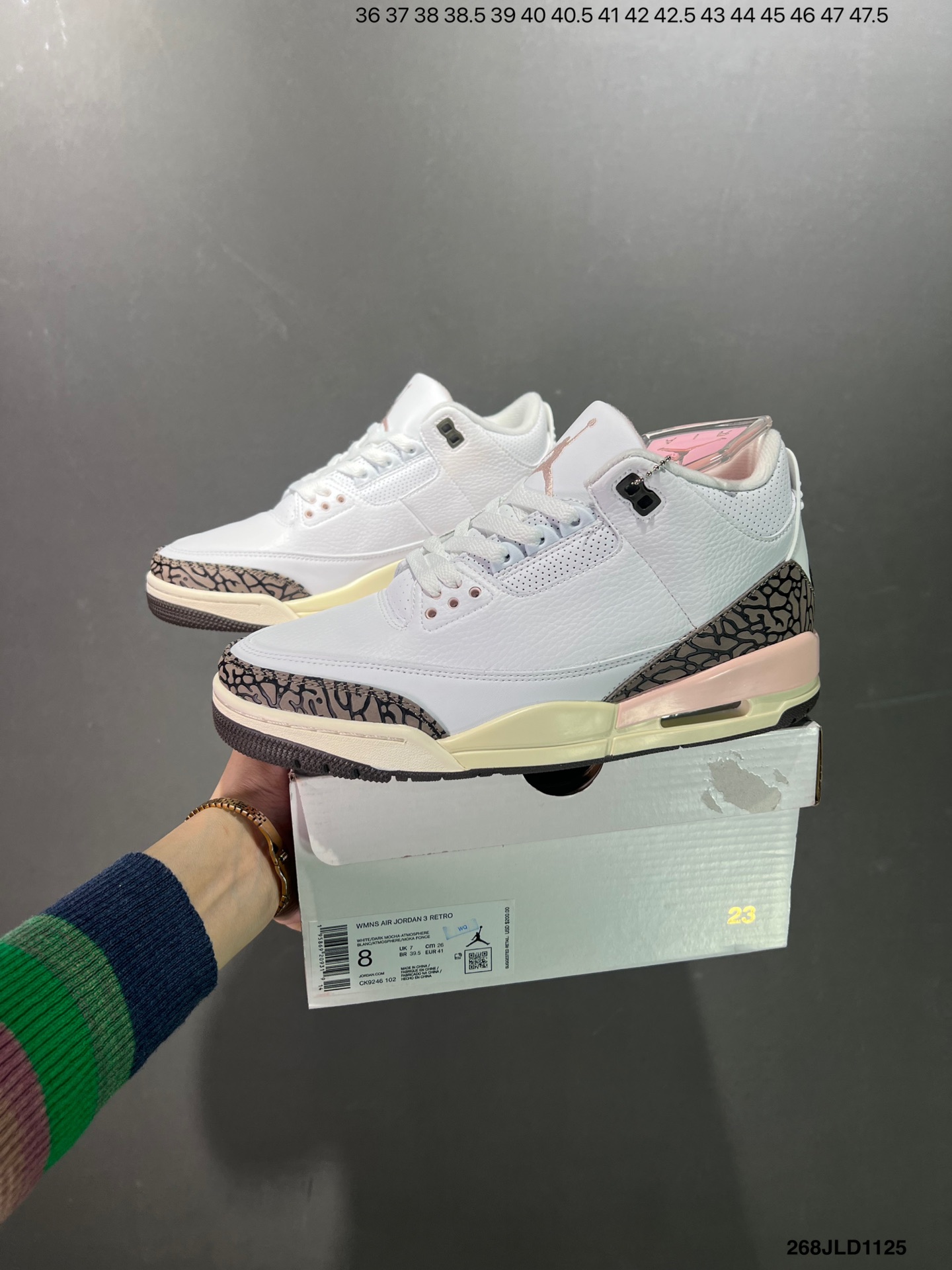 💰260
公司级✅Air Jordan 3 Retro 复刻白水泥 AJ3 乔丹3代 aj3 乔3 经典复刻白水泥 乔丹篮球鞋系列 鞋身以白色为主调，采用优质皮革材质搭配鞋头及后跟处的经典元素爆裂纹，搭配灰色外底，简约而不失活力，纯色鞋身也很好地渲染了其不凡的质感。至于细节，该鞋款后跟处的Jumpman Logo同样采用黑色打造，鞋口及鞋面则添加了透气孔设计，更适合炎热的夏日。
货号：DN3707-100
尺码：如图所示
编号：268JLD1125