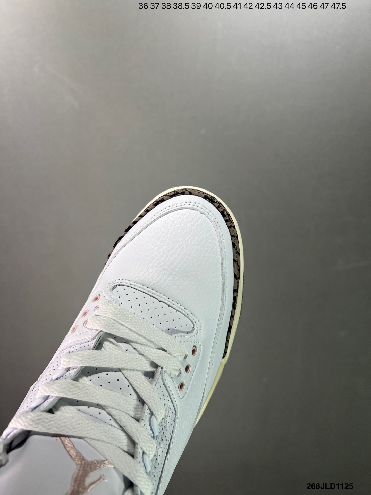 💰260
公司级✅Air Jordan 3 Retro 复刻白水泥 AJ3 乔丹3代 aj3 乔3 经典复刻白水泥 乔丹篮球鞋系列 鞋身以白色为主调，采用优质皮革材质搭配鞋头及后跟处的经典元素爆裂纹，搭配灰色外底，简约而不失活力，纯色鞋身也很好地渲染了其不凡的质感。至于细节，该鞋款后跟处的Jumpman Logo同样采用黑色打造，鞋口及鞋面则添加了透气孔设计，更适合炎热的夏日。
货号：DN3707-100
尺码：如图所示
编号：268JLD1125