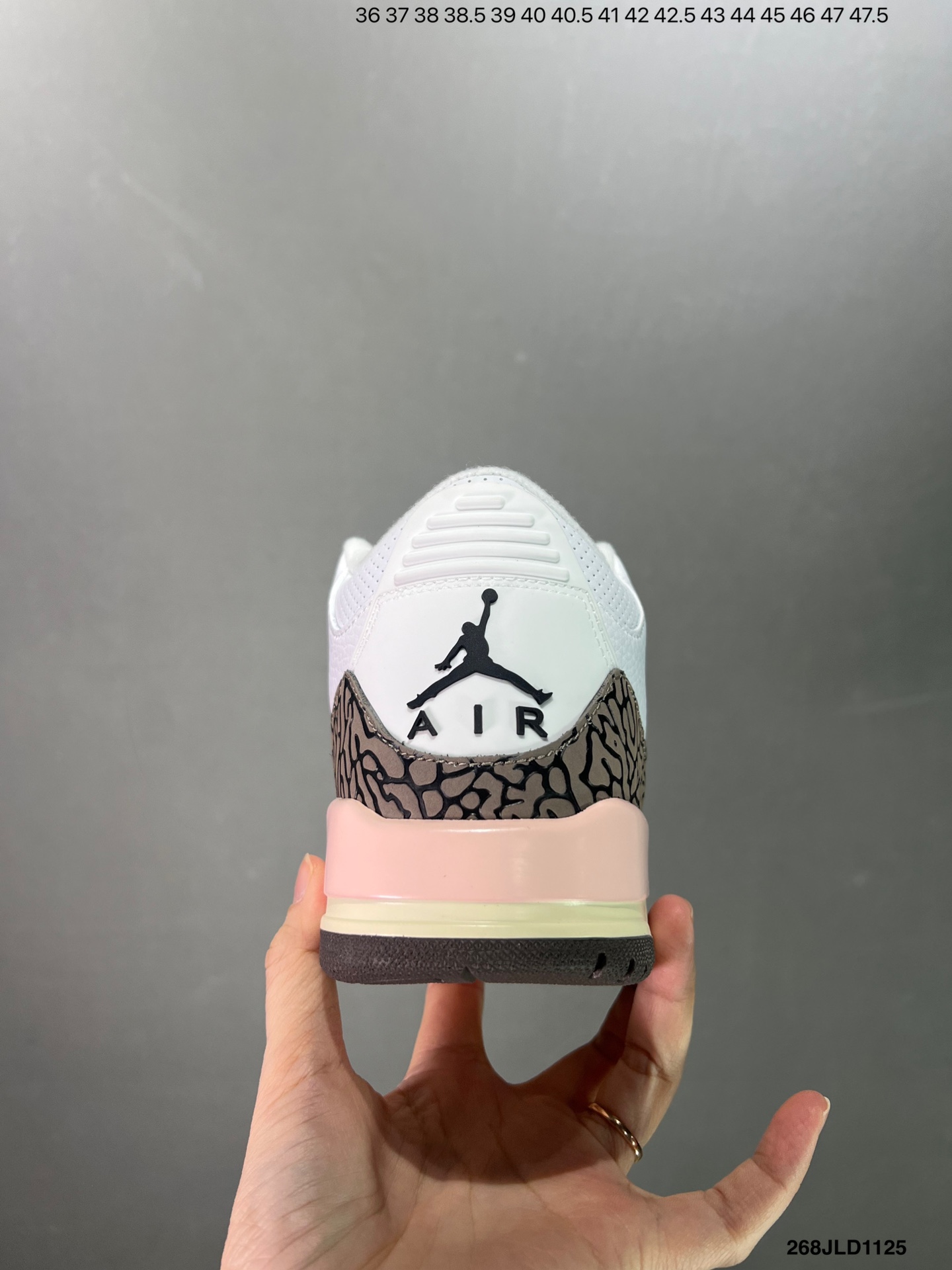 💰260
公司级✅Air Jordan 3 Retro 复刻白水泥 AJ3 乔丹3代 aj3 乔3 经典复刻白水泥 乔丹篮球鞋系列 鞋身以白色为主调，采用优质皮革材质搭配鞋头及后跟处的经典元素爆裂纹，搭配灰色外底，简约而不失活力，纯色鞋身也很好地渲染了其不凡的质感。至于细节，该鞋款后跟处的Jumpman Logo同样采用黑色打造，鞋口及鞋面则添加了透气孔设计，更适合炎热的夏日。
货号：DN3707-100
尺码：如图所示
编号：268JLD1125