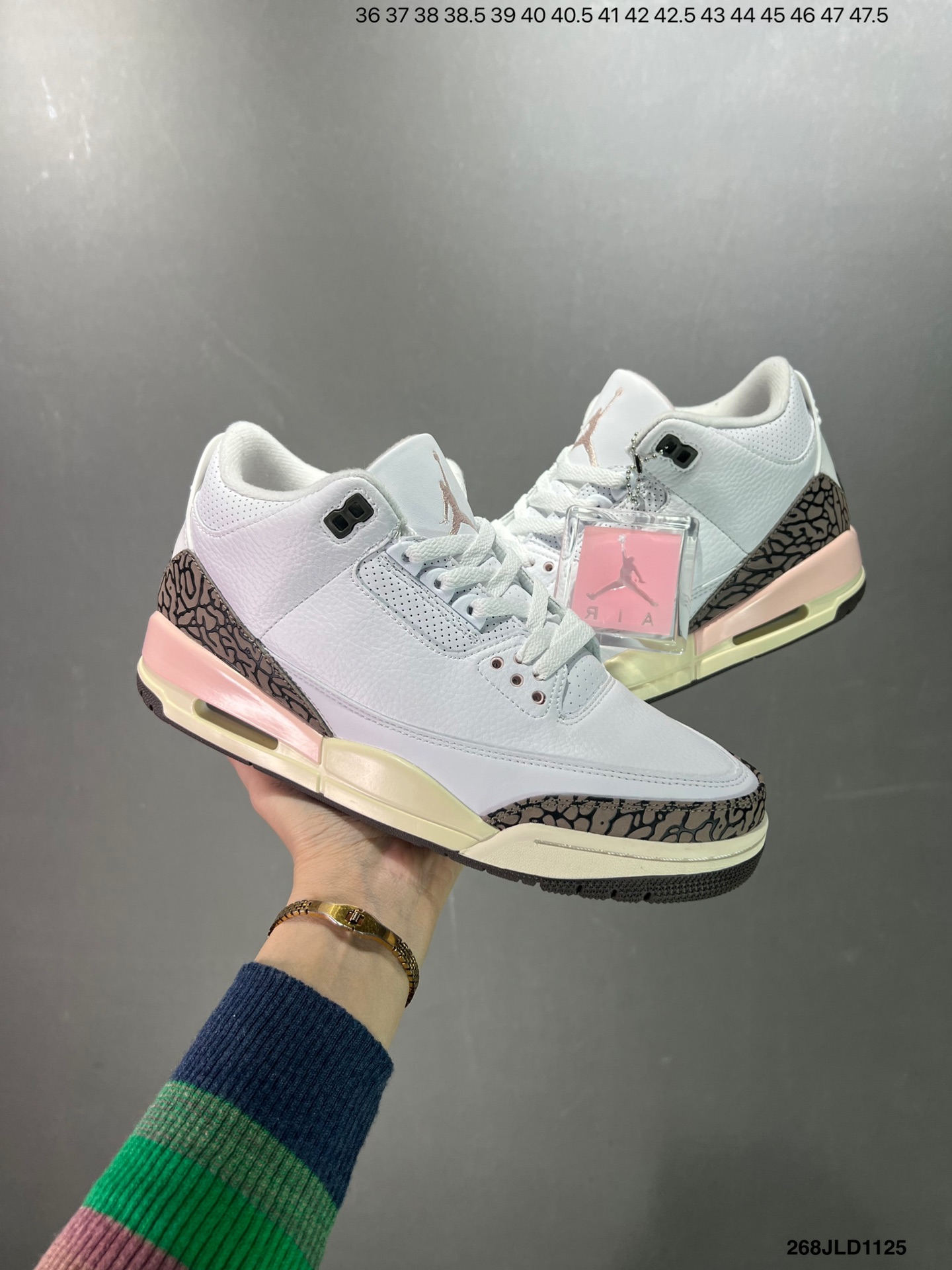 💰260
公司级✅Air Jordan 3 Retro 复刻白水泥 AJ3 乔丹3代 aj3 乔3 经典复刻白水泥 乔丹篮球鞋系列 鞋身以白色为主调，采用优质皮革材质搭配鞋头及后跟处的经典元素爆裂纹，搭配灰色外底，简约而不失活力，纯色鞋身也很好地渲染了其不凡的质感。至于细节，该鞋款后跟处的Jumpman Logo同样采用黑色打造，鞋口及鞋面则添加了透气孔设计，更适合炎热的夏日。
货号：DN3707-100
尺码：如图所示
编号：268JLD1125