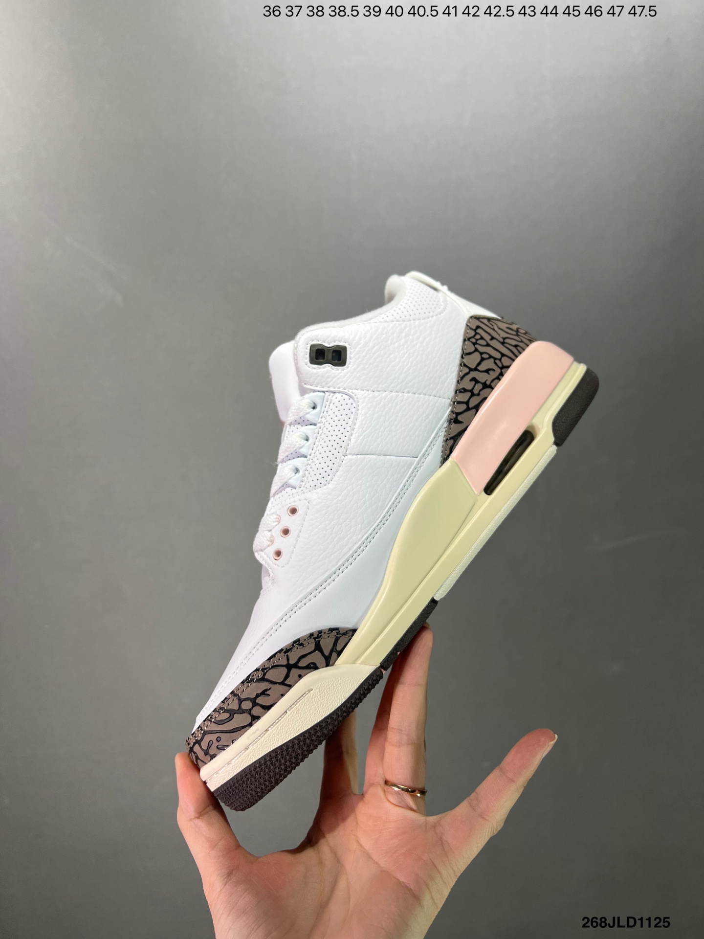 💰260
公司级✅Air Jordan 3 Retro 复刻白水泥 AJ3 乔丹3代 aj3 乔3 经典复刻白水泥 乔丹篮球鞋系列 鞋身以白色为主调，采用优质皮革材质搭配鞋头及后跟处的经典元素爆裂纹，搭配灰色外底，简约而不失活力，纯色鞋身也很好地渲染了其不凡的质感。至于细节，该鞋款后跟处的Jumpman Logo同样采用黑色打造，鞋口及鞋面则添加了透气孔设计，更适合炎热的夏日。
货号：DN3707-100
尺码：如图所示
编号：268JLD1125
