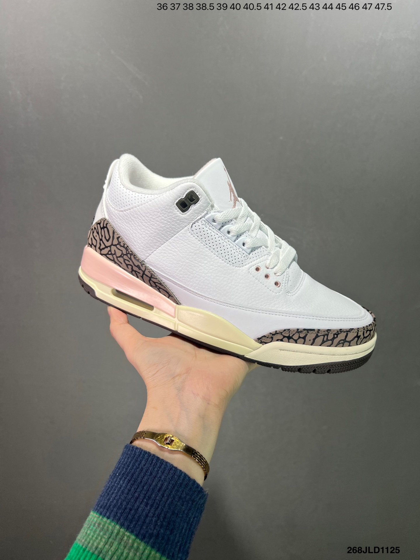 💰260
公司级✅Air Jordan 3 Retro 复刻白水泥 AJ3 乔丹3代 aj3 乔3 经典复刻白水泥 乔丹篮球鞋系列 鞋身以白色为主调，采用优质皮革材质搭配鞋头及后跟处的经典元素爆裂纹，搭配灰色外底，简约而不失活力，纯色鞋身也很好地渲染了其不凡的质感。至于细节，该鞋款后跟处的Jumpman Logo同样采用黑色打造，鞋口及鞋面则添加了透气孔设计，更适合炎热的夏日。
货号：DN3707-100
尺码：如图所示
编号：268JLD1125