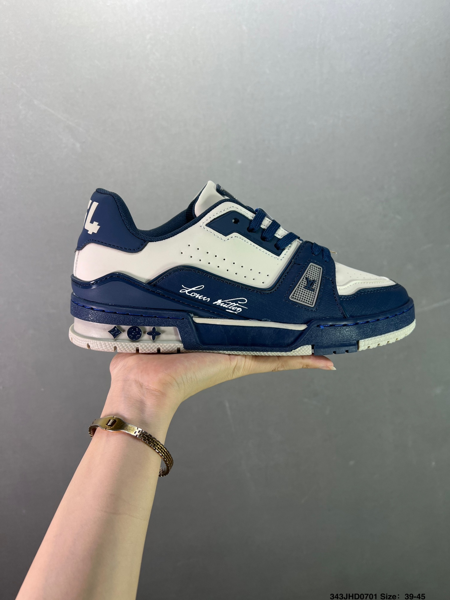 ✅LV/LV  LVLV板鞋       新款 LV Trainer最新配色运动鞋  LV 篮球鞋风格运动鞋   该鞋由艺术总监 VIRGIL ABLOH设计 垫脚聚米微料加透气英伦网布  细节9
