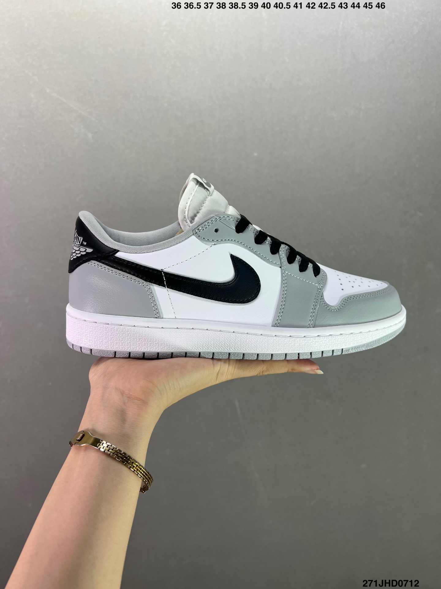 公司级✅Air Jordan 1 Low Golf 低帮篮球鞋 货号：CZ0790-104 黑白蓝 鞋身外观以低帮造型呈现，另外，鞋底外观汲取高尔夫球鞋上的设计灵感，凹凸起伏的设计也便于运动时的1