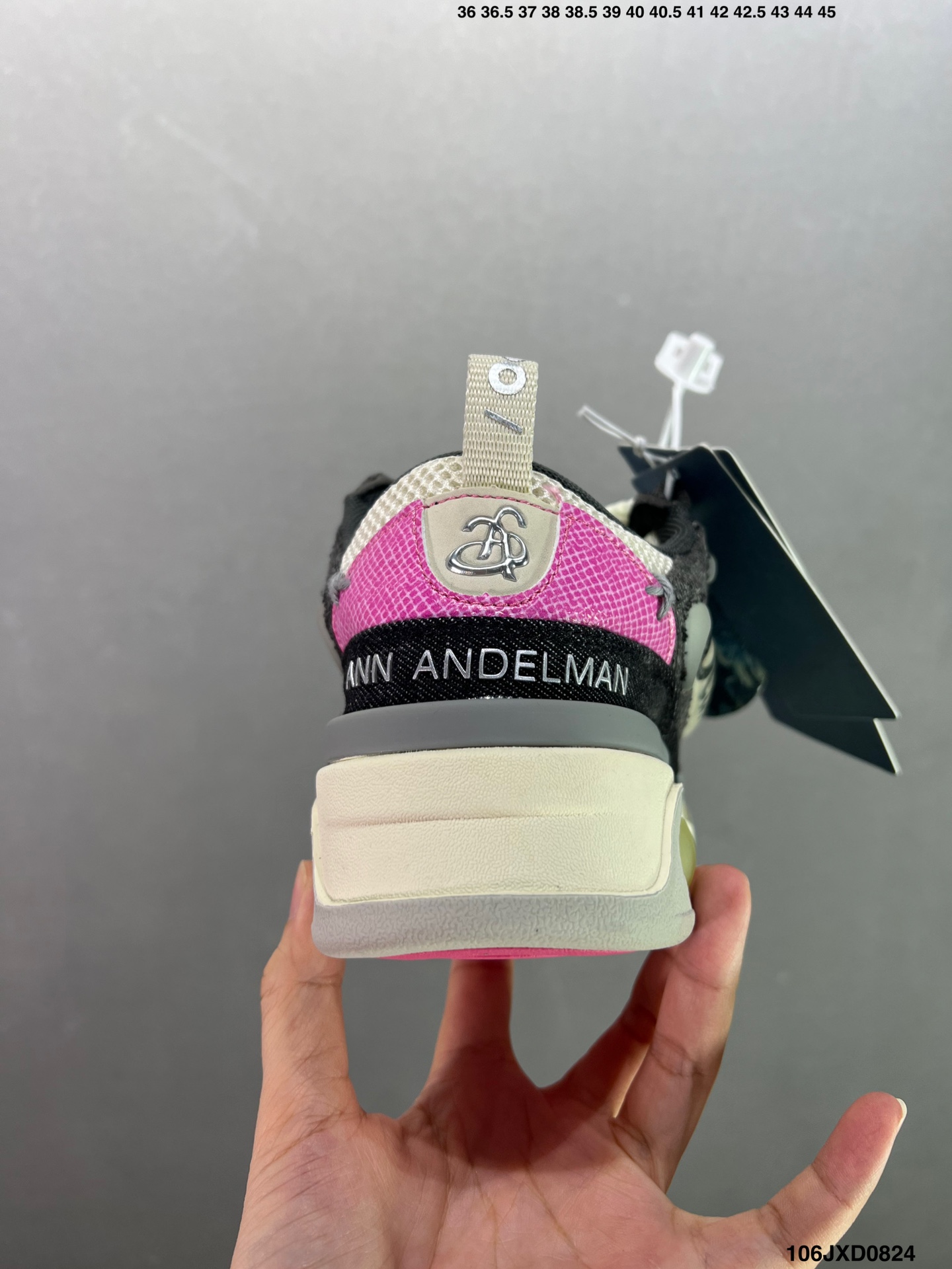 💰140
公司级✅Ocai Retro Sneaker 复古单品
男女鞋广东原产配件超大天地盖礼盒装#采用粒面头层皮组合牛剖革鞋面材质#内嵌缓震发泡注塑乳胶Eva物料鞋垫#底层双隔色耐磨橡胶大底❗宝藏国产面包鞋,国潮品牌Ocai Retro Sneaker 复古系列街头低帮厚底休闲运动面包板鞋 Ocai是Old Order团队在2022年新的一个企划项目。Ocai的创立以满足当下都市年轻男女的通勤基础款为基础,加以版型,面料,工艺以及满足当代时下艺术风格的一些元素来加以改革,深究每件产品的质感与细节,用满足现代审美的工艺及手法重新优化,诠释经典。通过融入更多新颖的工艺手法及风格来对服装进行进一步的更新与表达,融会贯通加以更现代的手法来重新审视与优化经典!
货号:OC220231
尺码:35 36 37 38 39 40 41 42 43 44 45 ID:106JXD0824