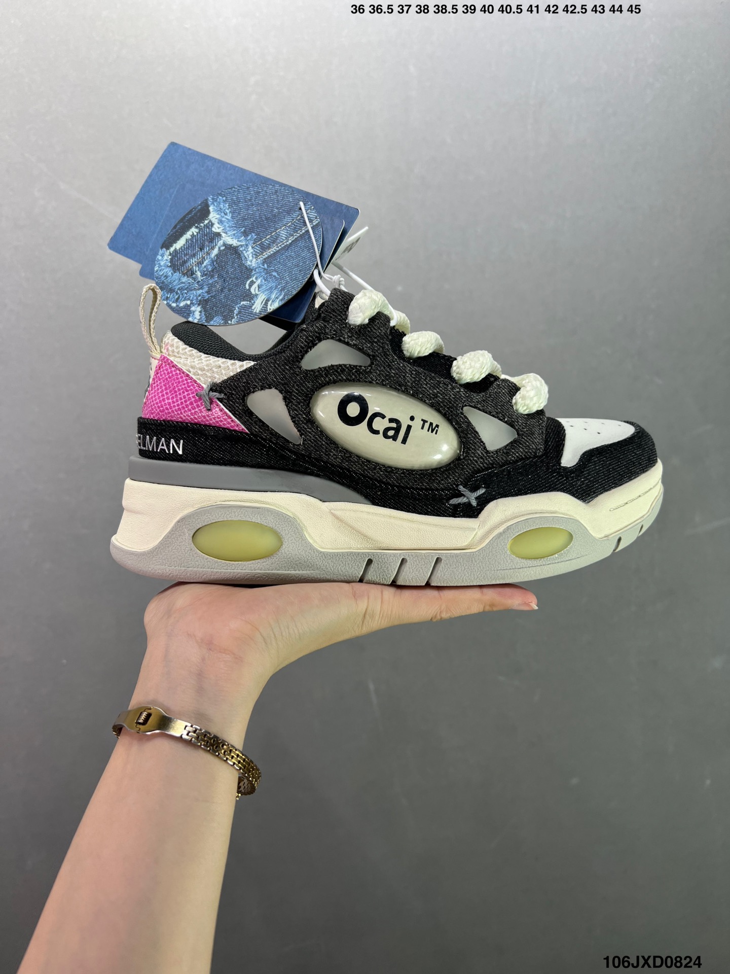 💰140
公司级✅Ocai Retro Sneaker 复古单品
男女鞋广东原产配件超大天地盖礼盒装#采用粒面头层皮组合牛剖革鞋面材质#内嵌缓震发泡注塑乳胶Eva物料鞋垫#底层双隔色耐磨橡胶大底❗宝藏国产面包鞋,国潮品牌Ocai Retro Sneaker 复古系列街头低帮厚底休闲运动面包板鞋 Ocai是Old Order团队在2022年新的一个企划项目。Ocai的创立以满足当下都市年轻男女的通勤基础款为基础，加以版型，面料，工艺以及满足当代时下艺术风格的一些元素来加以改革，深究每件产品的质感与细节，用满足现代审美的工艺及手法重新优化，诠释经典。通过融入更多新颖的工艺手法及风格来对服装进行进一步的更新与表达，融会贯通加以更现代的手法来重新审视与优化经典！
货号：OC220231
尺码：35 36 37 38 39 40 41 42 43 44 45 ID：106JXD0824