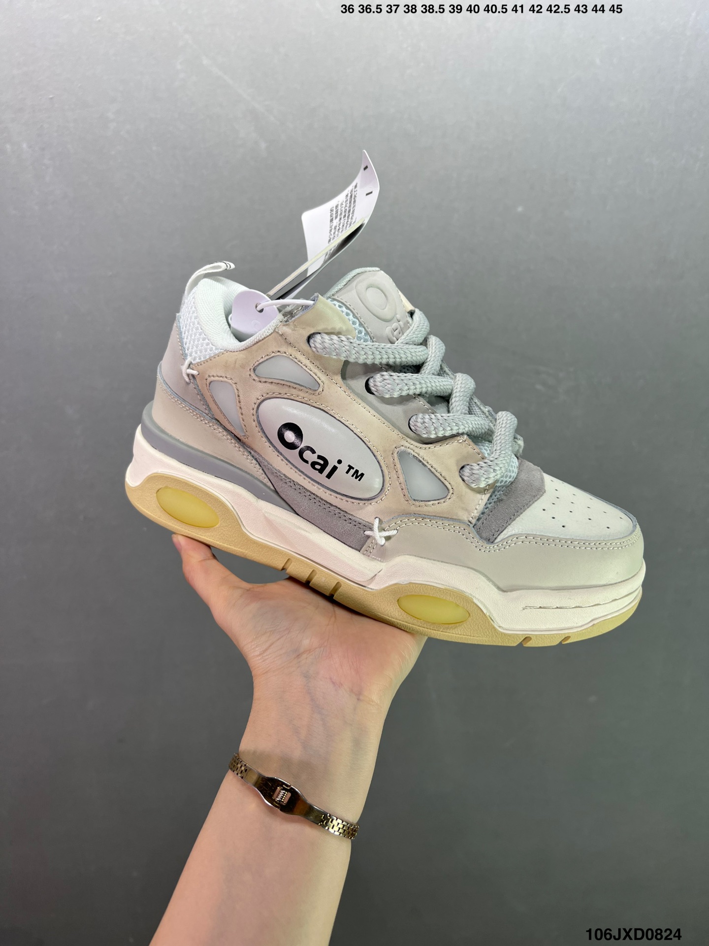 🈴️💰140
公司级✅Ocai Retro Sneaker 复古单品
男女鞋广东原产配件超大天地盖礼盒装#采用粒面头层皮组合牛剖革鞋面材质#内嵌缓震发泡注塑乳胶Eva物料鞋垫#底层双隔色耐磨橡胶大底❗宝藏国产面包鞋,国潮品牌Ocai Retro Sneaker 复古系列街头低帮厚底休闲运动面包板鞋 Ocai是Old Order团队在2022年新的一个企划项目。Ocai的创立以满足当下都市年轻男女的通勤基础款为基础,加以版型,面料,工艺以及满足当代时下艺术风格的一些元素来加以改革,深究每件产品的质感与细节,用满足现代审美的工艺及手法重新优化,诠释经典。通过融入更多新颖的工艺手法及风格来对服装进行进一步的更新与表达,融会贯通加以更现代的手法来重新审视与优化经典!
货号:OC220231
尺码:35 36 37 38 39 40 41 42 43 44 45 ID:106JXD0824