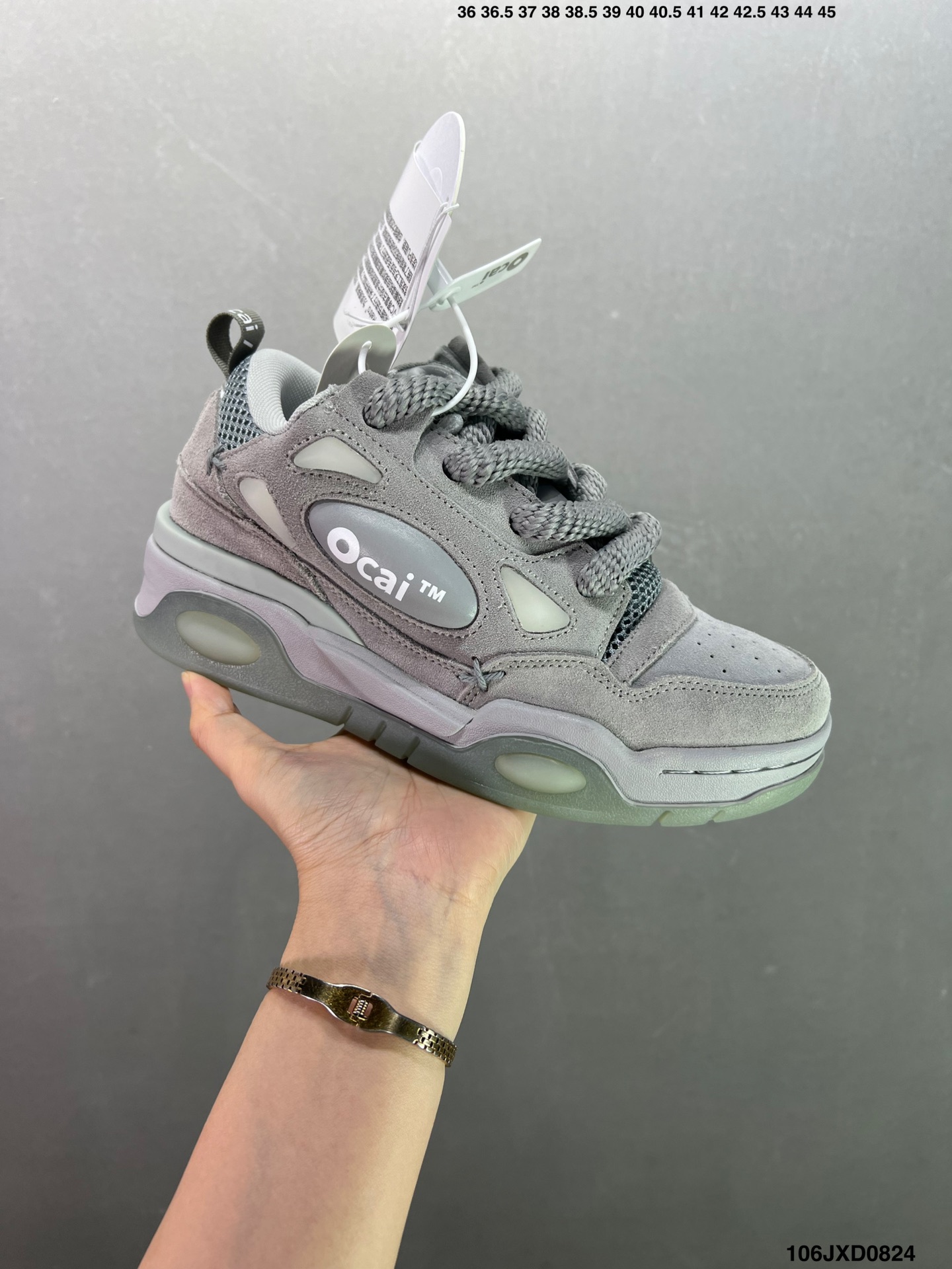 🈴️💰140
公司级✅Ocai Retro Sneaker 复古单品
男女鞋广东原产配件超大天地盖礼盒装#采用粒面头层皮组合牛剖革鞋面材质#内嵌缓震发泡注塑乳胶Eva物料鞋垫#底层双隔色耐磨橡胶大底❗宝藏国产面包鞋,国潮品牌Ocai Retro Sneaker 复古系列街头低帮厚底休闲运动面包板鞋 Ocai是Old Order团队在2022年新的一个企划项目。Ocai的创立以满足当下都市年轻男女的通勤基础款为基础,加以版型,面料,工艺以及满足当代时下艺术风格的一些元素来加以改革,深究每件产品的质感与细节,用满足现代审美的工艺及手法重新优化,诠释经典。通过融入更多新颖的工艺手法及风格来对服装进行进一步的更新与表达,融会贯通加以更现代的手法来重新审视与优化经典!
货号:OC220231
尺码:35 36 37 38 39 40 41 42 43 44 45 ID:106JXD0824