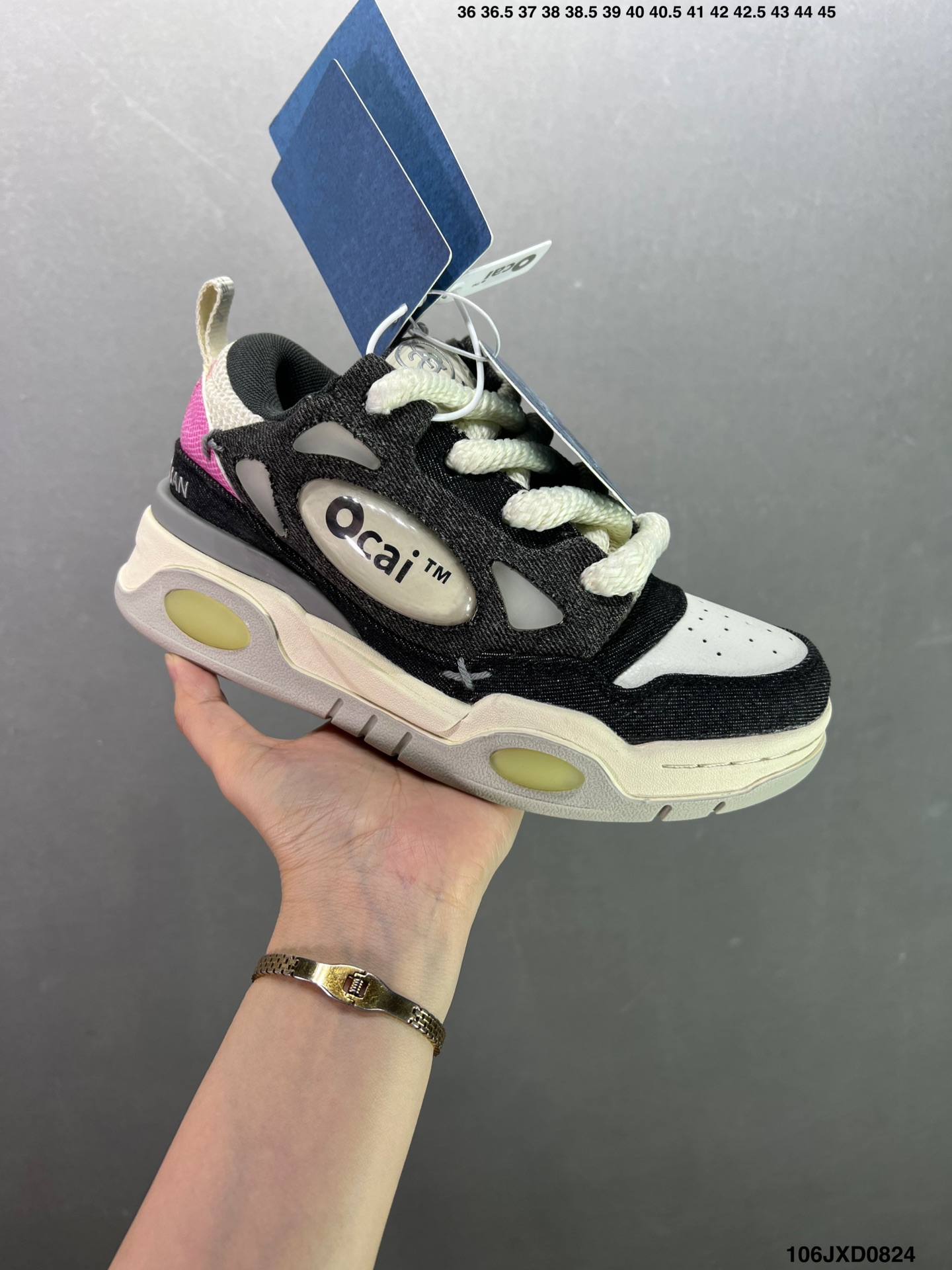 🈴️💰140
公司级✅Ocai Retro Sneaker 复古单品
男女鞋广东原产配件超大天地盖礼盒装#采用粒面头层皮组合牛剖革鞋面材质#内嵌缓震发泡注塑乳胶Eva物料鞋垫#底层双隔色耐磨橡胶大底❗宝藏国产面包鞋,国潮品牌Ocai Retro Sneaker 复古系列街头低帮厚底休闲运动面包板鞋 Ocai是Old Order团队在2022年新的一个企划项目。Ocai的创立以满足当下都市年轻男女的通勤基础款为基础,加以版型,面料,工艺以及满足当代时下艺术风格的一些元素来加以改革,深究每件产品的质感与细节,用满足现代审美的工艺及手法重新优化,诠释经典。通过融入更多新颖的工艺手法及风格来对服装进行进一步的更新与表达,融会贯通加以更现代的手法来重新审视与优化经典!
货号:OC220231
尺码:35 36 37 38 39 40 41 42 43 44 45 ID:106JXD0824