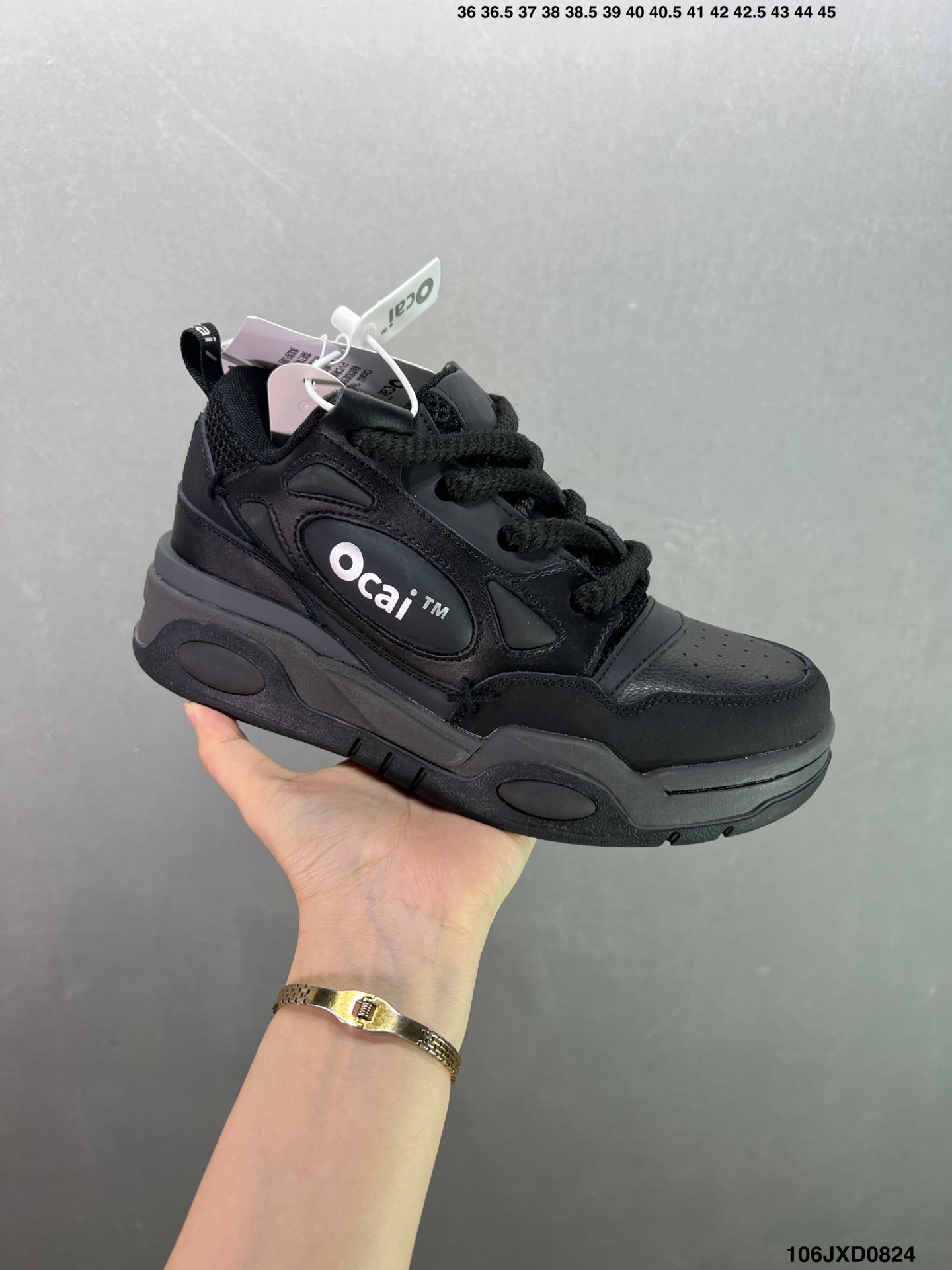 🈴️💰140
公司级✅Ocai Retro Sneaker 复古单品
男女鞋广东原产配件超大天地盖礼盒装#采用粒面头层皮组合牛剖革鞋面材质#内嵌缓震发泡注塑乳胶Eva物料鞋垫#底层双隔色耐磨橡胶大底❗宝藏国产面包鞋,国潮品牌Ocai Retro Sneaker 复古系列街头低帮厚底休闲运动面包板鞋 Ocai是Old Order团队在2022年新的一个企划项目。Ocai的创立以满足当下都市年轻男女的通勤基础款为基础,加以版型,面料,工艺以及满足当代时下艺术风格的一些元素来加以改革,深究每件产品的质感与细节,用满足现代审美的工艺及手法重新优化,诠释经典。通过融入更多新颖的工艺手法及风格来对服装进行进一步的更新与表达,融会贯通加以更现代的手法来重新审视与优化经典!
货号:OC220231
尺码:35 36 37 38 39 40 41 42 43 44 45 ID:106JXD0824