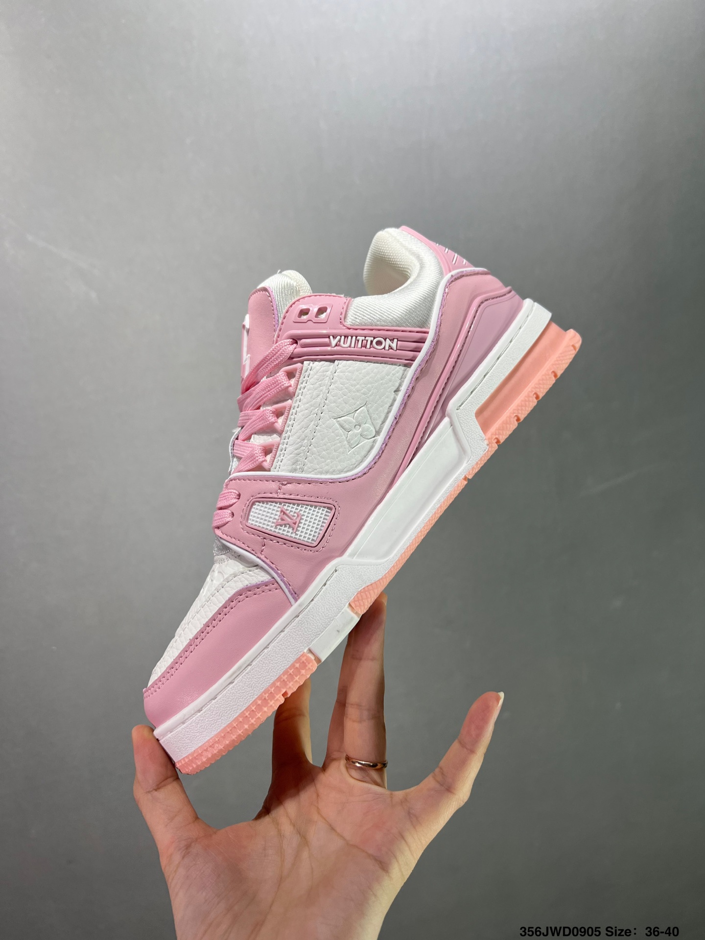 💰130
头层空胶✅路易威登/Louis Vuitton  LV路易威登板鞋      
新款 LV Trainer最新配色运动鞋  L家 篮球鞋风格运动鞋   该鞋由艺术总监 VIRGIL ABLOH设计 垫脚聚米微料加透气英伦网布  细节原版一致 Size:36-41