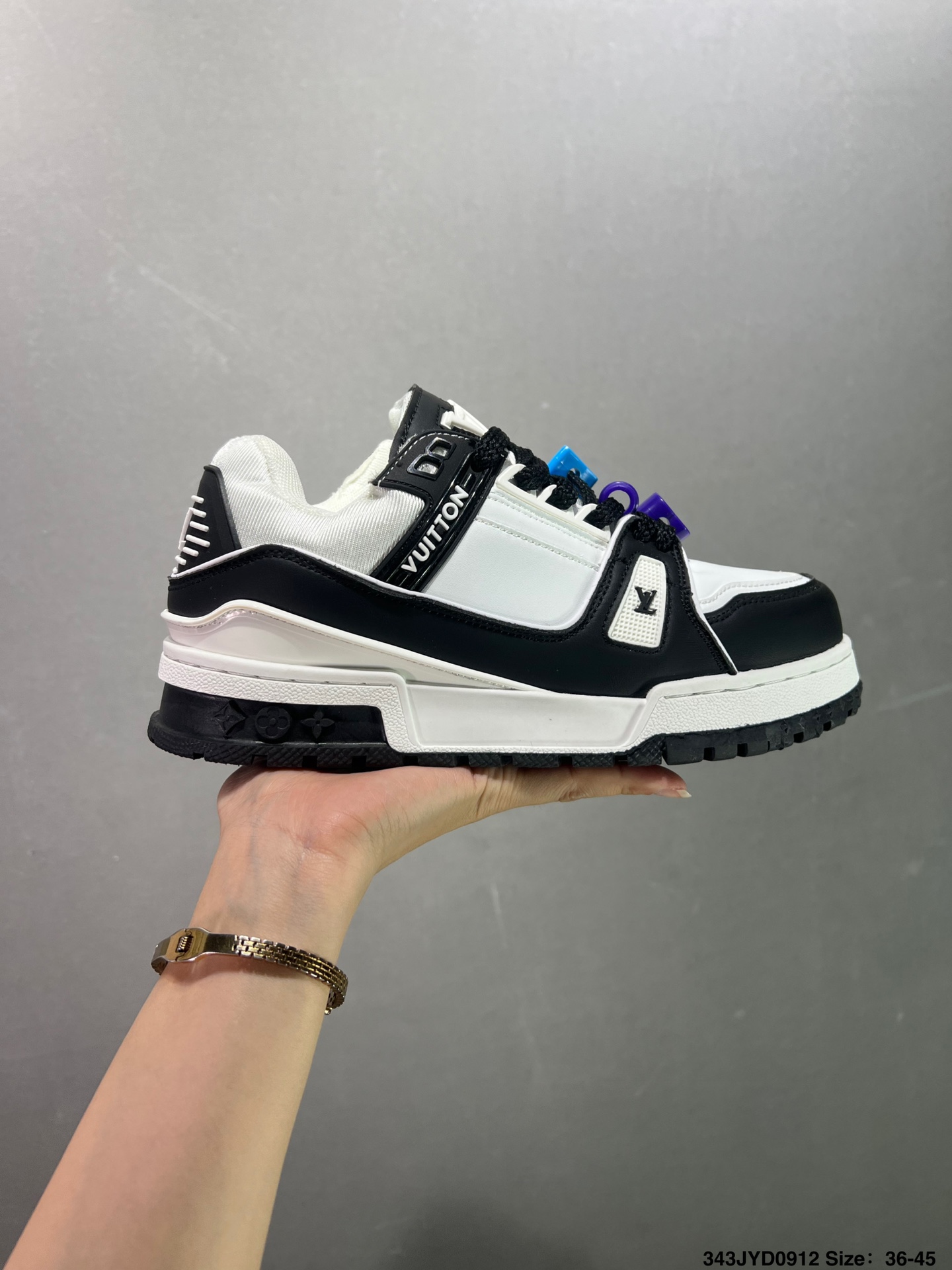 ✅LV/LV  LVLV板鞋       新款 LV Trainer最新配色运动鞋  LV 篮球鞋风格运动鞋   该鞋由艺术总监 VIRGIL ABLOH设计 垫脚聚米微料加透气英伦网布  细节1
