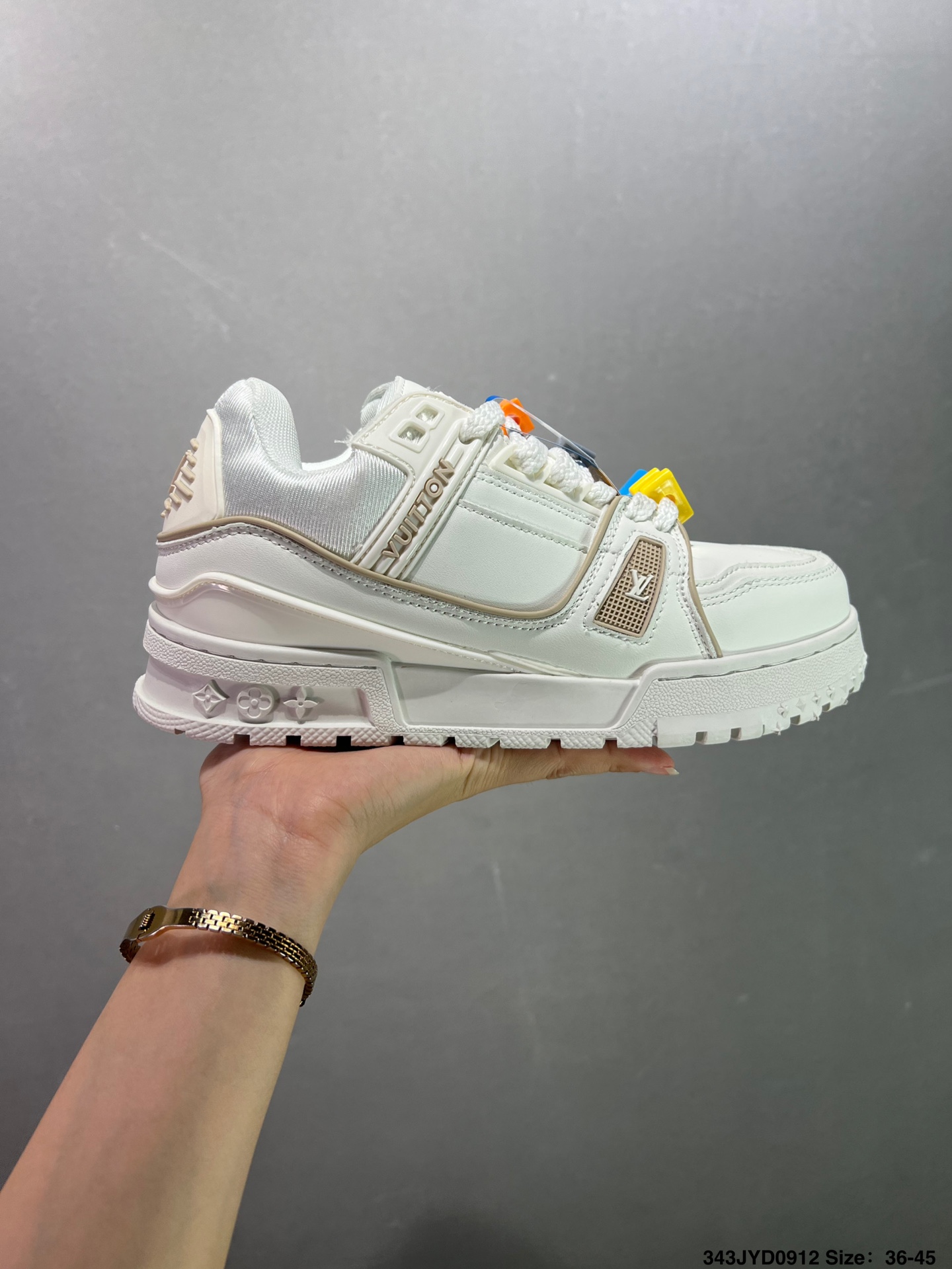 ✅LV/LV  LVLV板鞋       新款 LV Trainer最新配色运动鞋  LV 篮球鞋风格运动鞋   该鞋由艺术总监 VIRGIL ABLOH设计 垫脚聚米微料加透气英伦网布  细节1