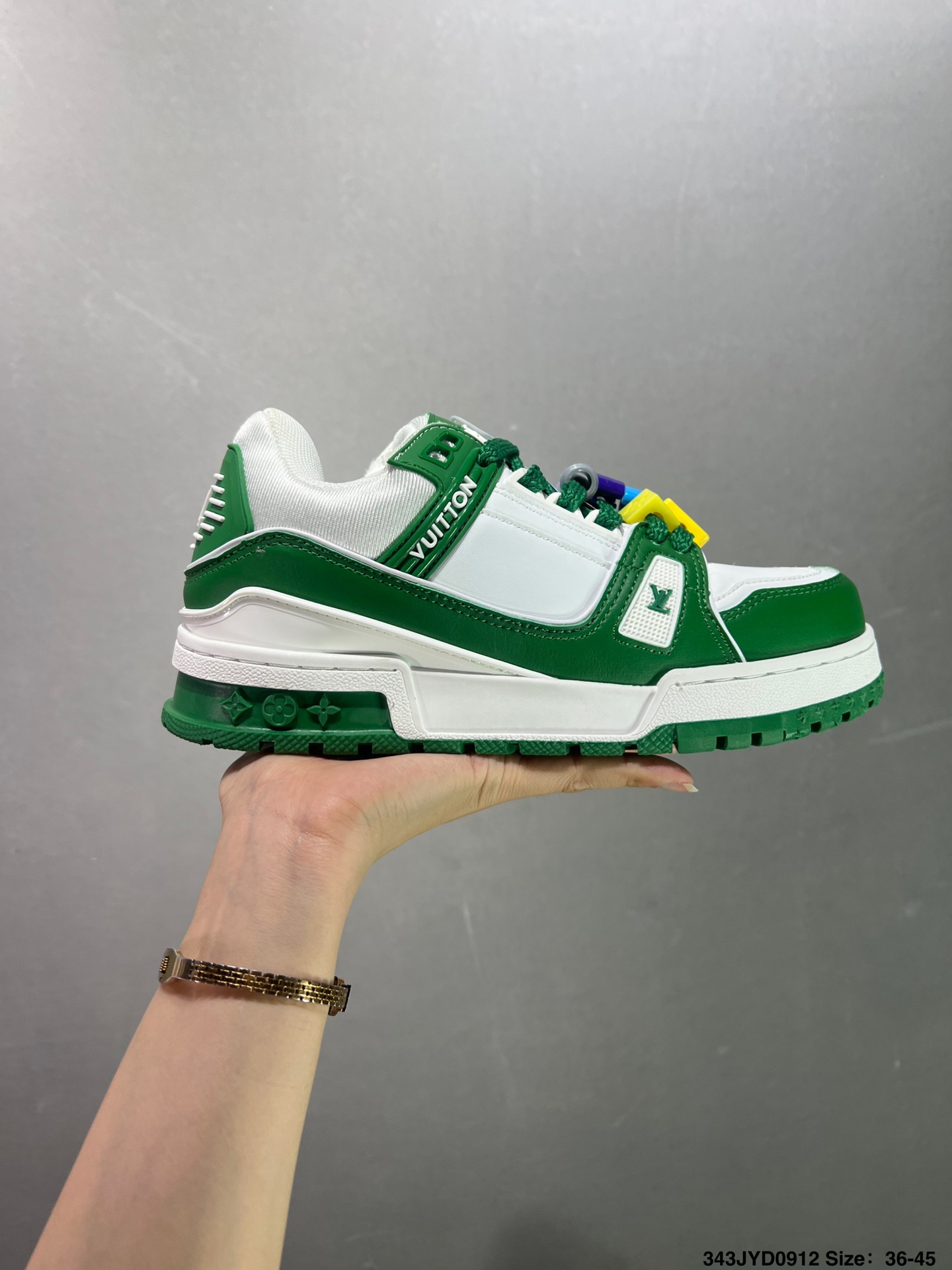 ✅LV/LV  LVLV板鞋       新款 LV Trainer最新配色运动鞋  LV 篮球鞋风格运动鞋   该鞋由艺术总监 VIRGIL ABLOH设计 垫脚聚米微料加透气英伦网布  细节1