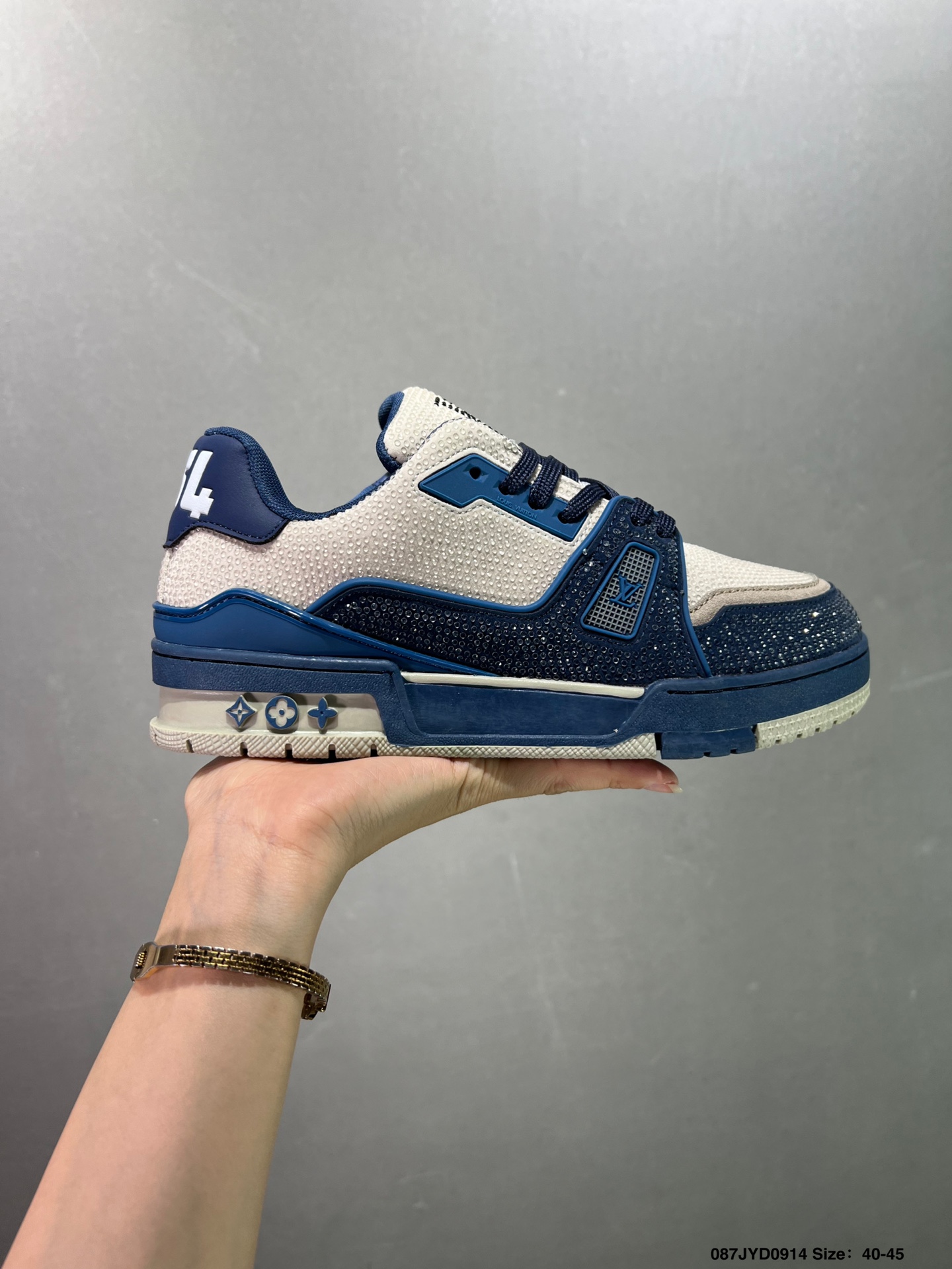 ✅LV/LV  LVLV板鞋      新款 LV Trainer最新配色运动鞋  LV 篮球鞋风格运动鞋   该鞋由艺术总监 VIRGIL ABLOH设计 垫脚聚米微料加透气英伦网布  细节原1