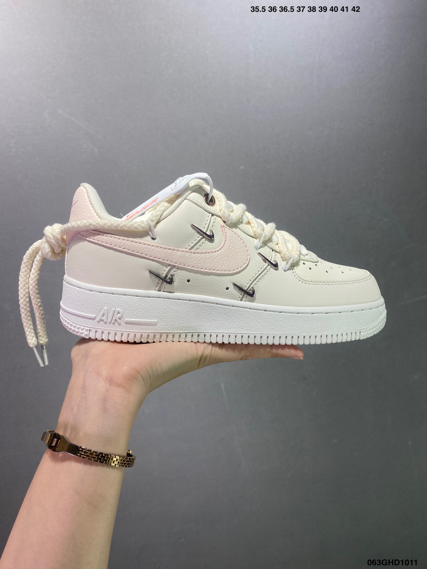 ZB\n公司级 Nike Air Force  Low’0  空军一号低帮休闲板鞋 定制皮料 原楦原纸板 纯正空军版型 内置全掌气垫 \n货号：男 CW-  女 DD-\nSize： . .  .   .   .   .  ID：0GHD