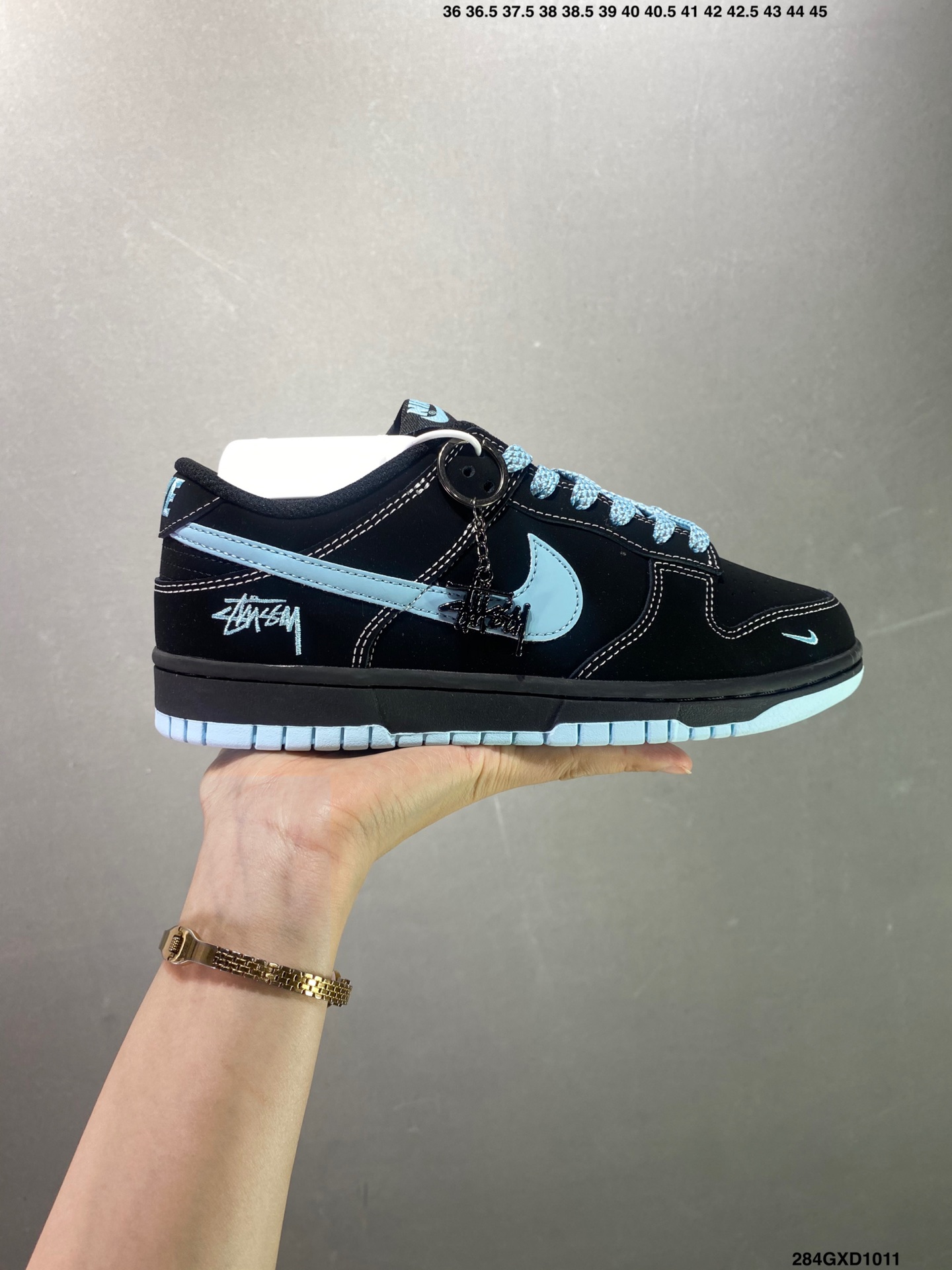 ZJ\n公司级Stussy x Nike Dunk Low 黑色蓝勾\n此款主张打破传统的工业化流水线设计限制，以Made by ideas的超级创意为理念，集结众多潮流设计师，结合时下最ing潮流风尚，为潮流爱好者打造彰品自我的专属潮品。同时尊重每个年轻人对于潮流的理解与选择，主张“让每个年轻人塑造自己的潮流”。\n货号：KK-0\nSize： . .  .   .   .   . \nID：GXD