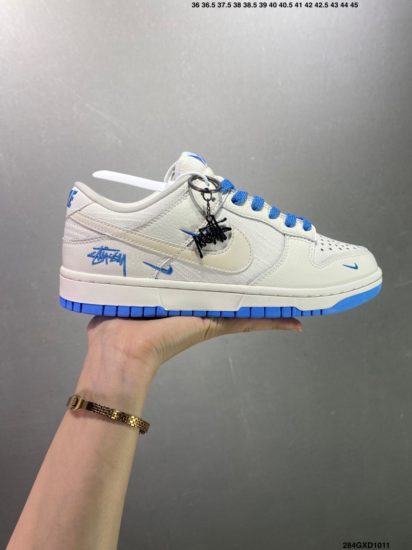 ZJ\n公司级Stussy x Nike Dunk Low \n此款主张打破传统的工业化流水线设计限制，以Made by ideas的超级创意为理念，集结众多潮流设计师，结合时下最ing潮流风尚，为潮流爱好者打造彰品自我的专属潮品。同时尊重每个年轻人对于潮流的理解与选择，主张“让每个年轻人塑造自己的潮流”。\n货号：KK-0\nSize： . .  .   .   .   . \nID：GXD