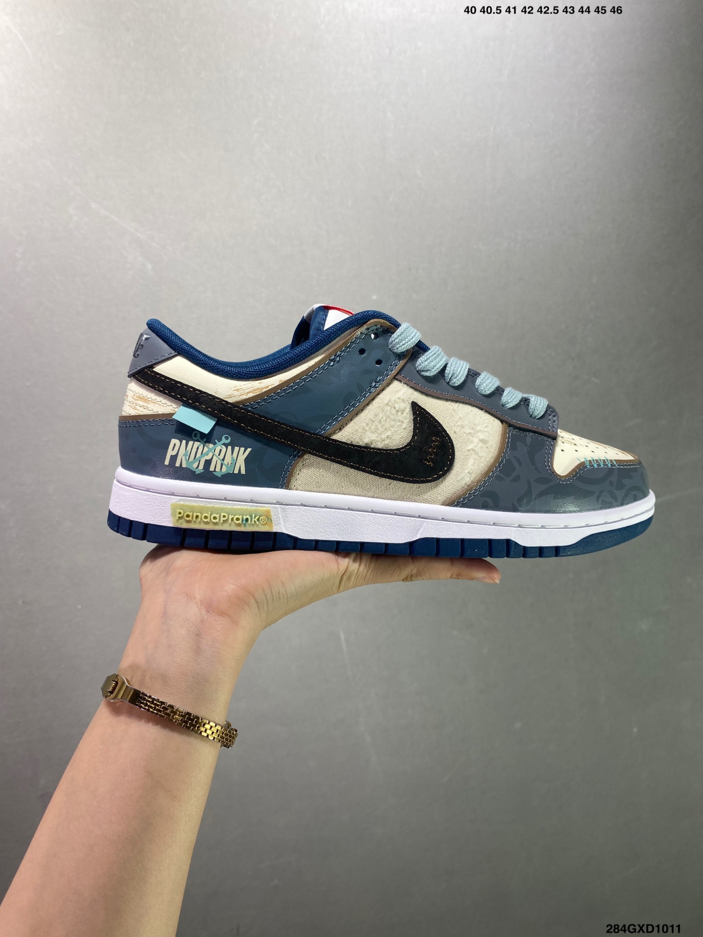 ZJ\n公司级Nike Dunk Low 航海时代 米蓝黑\n此款整体围绕熊猫恶作剧航海时代主题设计，鞋身整体采用专属颜料重新喷涂。特殊原创设计图标涂鸦装饰，添加潮流元素效果喷涂点缀。\n货号：DD-SD\nSize： .   .   .  \nID：GXD