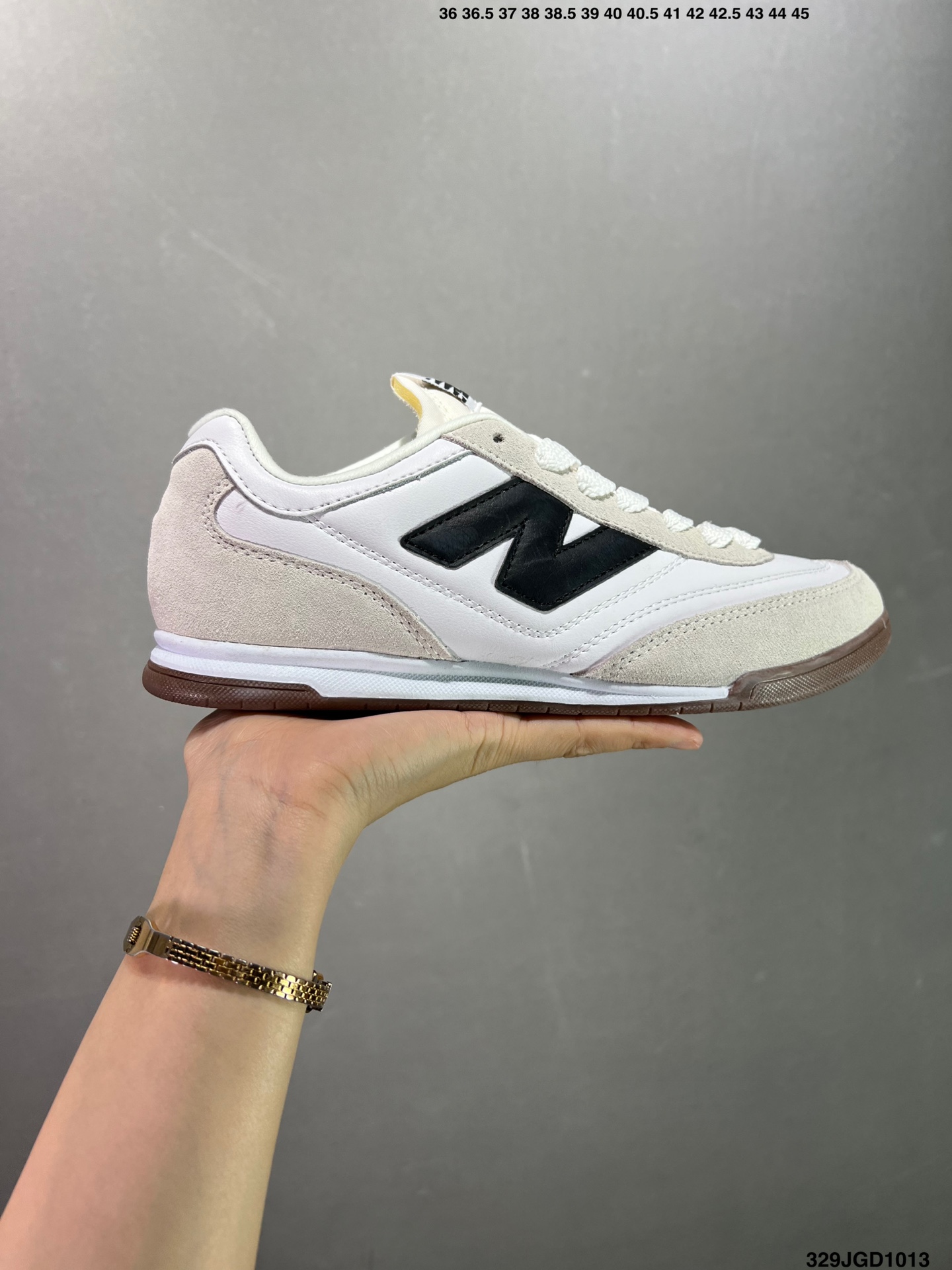 YQ\nNew Balance URC NB复古跑鞋\n绒布拼接舒适耐磨跑步鞋限定\n以更纯粹的复古风格设计打造的全新造型\n侧身还以解构设计 \n将 N 字标志以做旧压花样式呈现 \n样式别具新意 则呈现出高级怀旧气质\n也让鞋款在奢华时装风格与运动氛围之间达到了平衡 官方货号: URCEBYH\n尺码：  .  . .  . .  .   \n编码：JGD