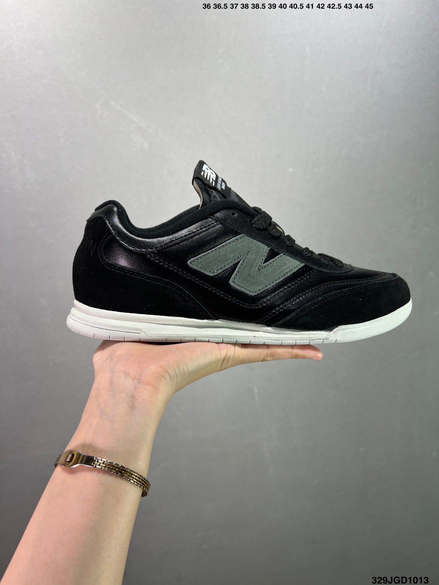 YQ\nNew Balance URC NB复古跑鞋\n绒布拼接舒适耐磨跑步鞋限定\n以更纯粹的复古风格设计打造的全新造型\n侧身还以解构设计 \n将 N 字标志以做旧压花样式呈现 \n样式别具新意 则呈现出高级怀旧气质\n也让鞋款在奢华时装风格与运动氛围之间达到了平衡 官方货号: URCEBYH\n尺码：  .  . .  . .  .   \n编码：JGD