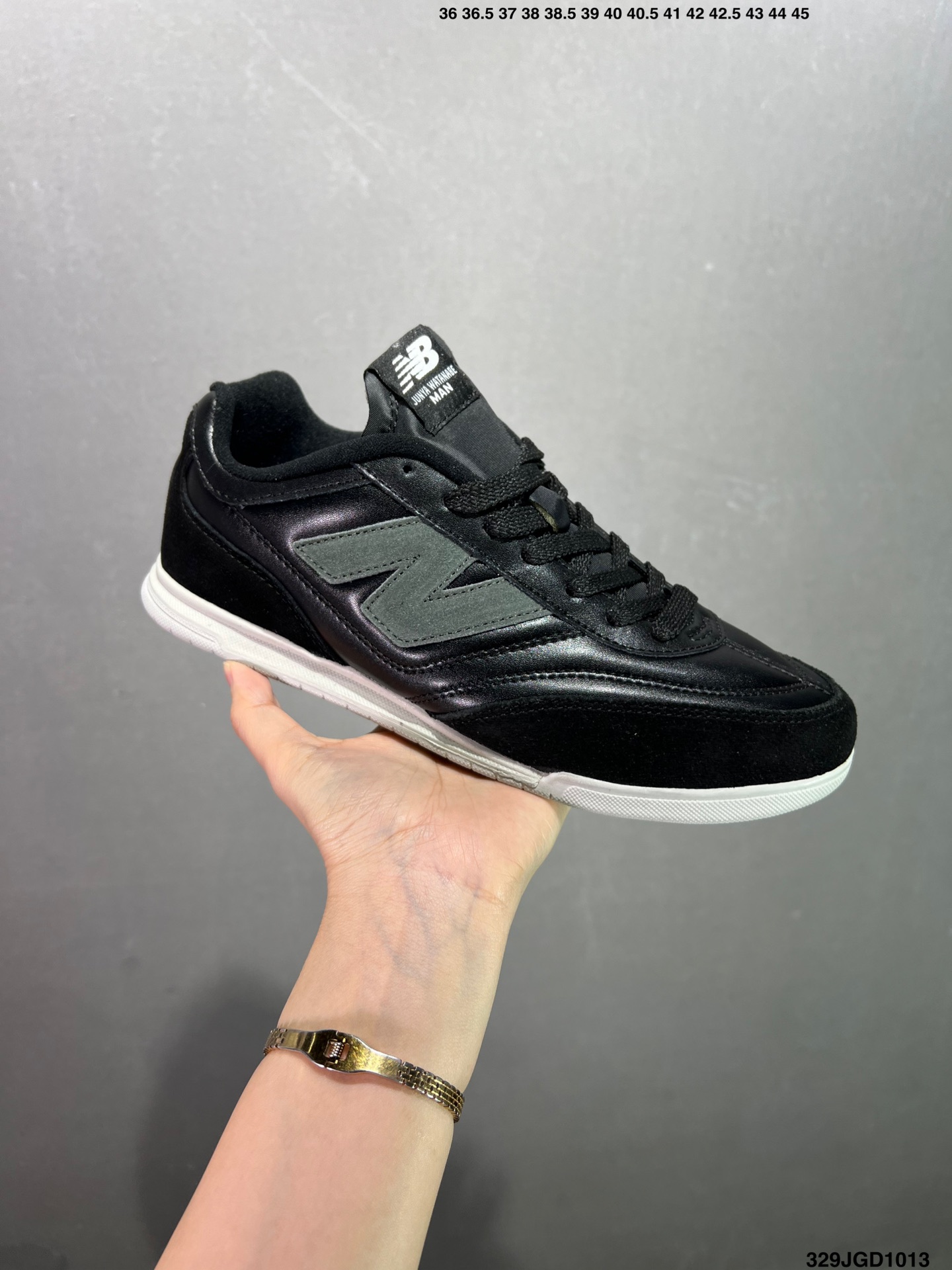 YQ\nNew Balance URC NB复古跑鞋\n绒布拼接舒适耐磨跑步鞋限定\n以更纯粹的复古风格设计打造的全新造型\n侧身还以解构设计 \n将 N 字标志以做旧压花样式呈现 \n样式别具新意 则呈现出高级怀旧气质\n也让鞋款在奢华时装风格与运动氛围之间达到了平衡 官方货号: URCEBYH\n尺码：  .  . .  . .  .   \n编码：JGD