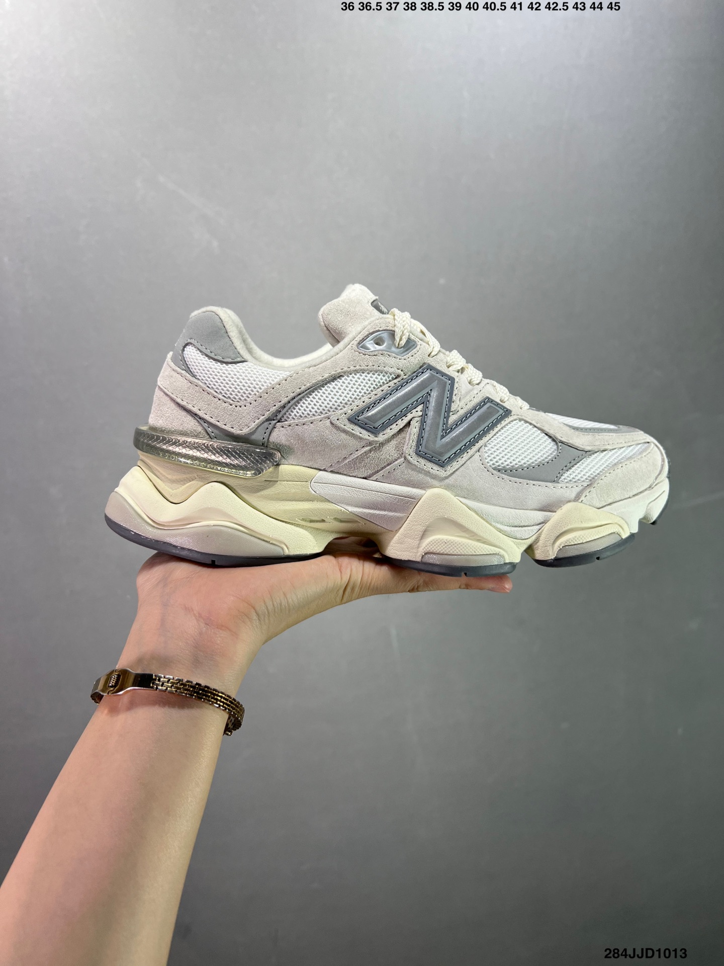 YL\nJoe Freshgoods x New Balance NB 联名款 \n复古休闲运动慢跑鞋\n鞋款灵感源自设计师本人对夏日的怀日回忆。鞋面大身由空间双格及磨砂鞋面拼接而生，配以柔和、夏日氛围拉满#采用大面积网眼以及麂皮材质覆盖鞋身，还原经典气质。搭载ABZORB避震科技，由泡沫聚酯制成，上脚可以有效减少由鞋底反弹对身体及双腿的冲击力\n货号 UBCG\nSize   .  .   .   .    如图\nID:JJ D